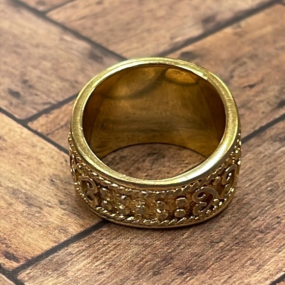 Beautiful Gold Band Ring - Picture 5 of 12